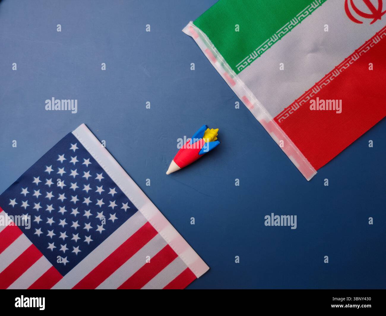 Rakete zwischen uns amerika und iran Flagge auf blauem Hintergrund. Geopoilitisches Konzept. Stockfoto
