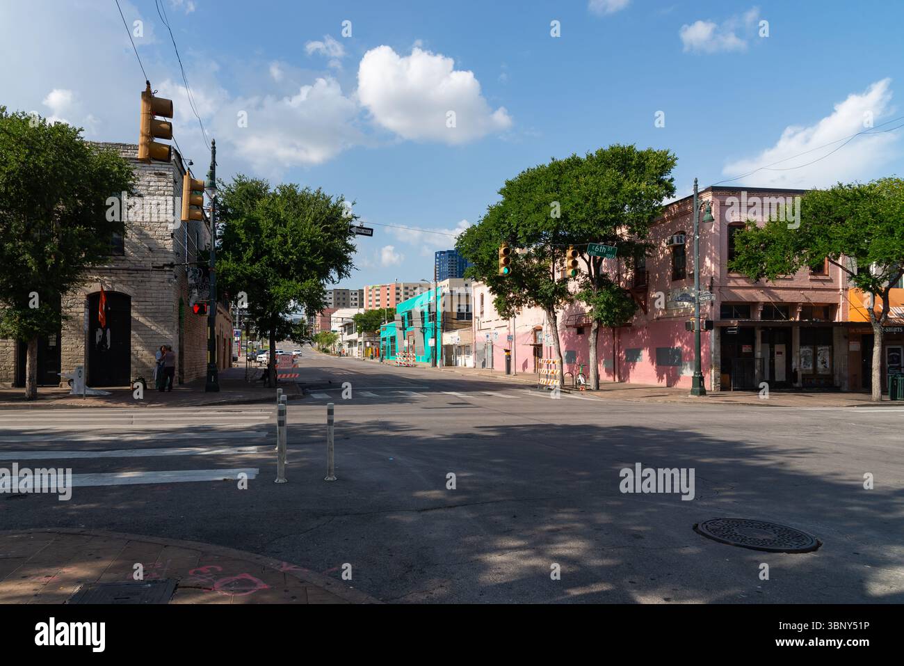 Austin, Texas - USA - 19. Juni 2025: Außenansicht von Geschäftsbereichen in der Innenstadt an der 6th Street in Austin, Texas, USA. Stockfoto