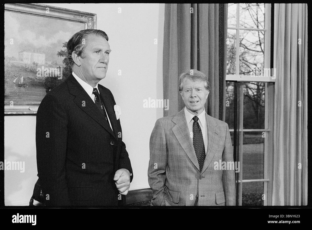 Präsident Jimmy Carter trifft sich am 2. Januar 1979 mit dem australischen Premierminister Malcolm Fraser im Oval Office im Weißen Haus in Washington, D.C. Die Staats- und Regierungschefs diskutierten Fragen der internationalen Zusammenarbeit und der engen Allianz zwischen den Vereinigten Staaten und Australien. Stockfoto