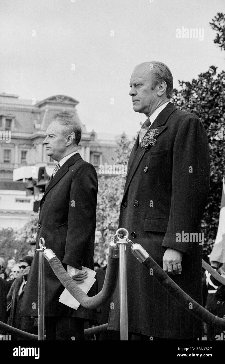 Präsident Gerald Ford steht an der Seite des irischen Premierministers Liam Cosgrave bei einer feierlichen Begrüßung im Weißen Haus in Washington, D.C. am 17. März 1976. Die Veranstaltung markiert den offiziellen Besuch von Cosgrave in den Vereinigten Staaten, der mit dem St. Patrick’s Day zusammenfällt und die langjährige Freundschaft zwischen den beiden Nationen feierte. Stockfoto