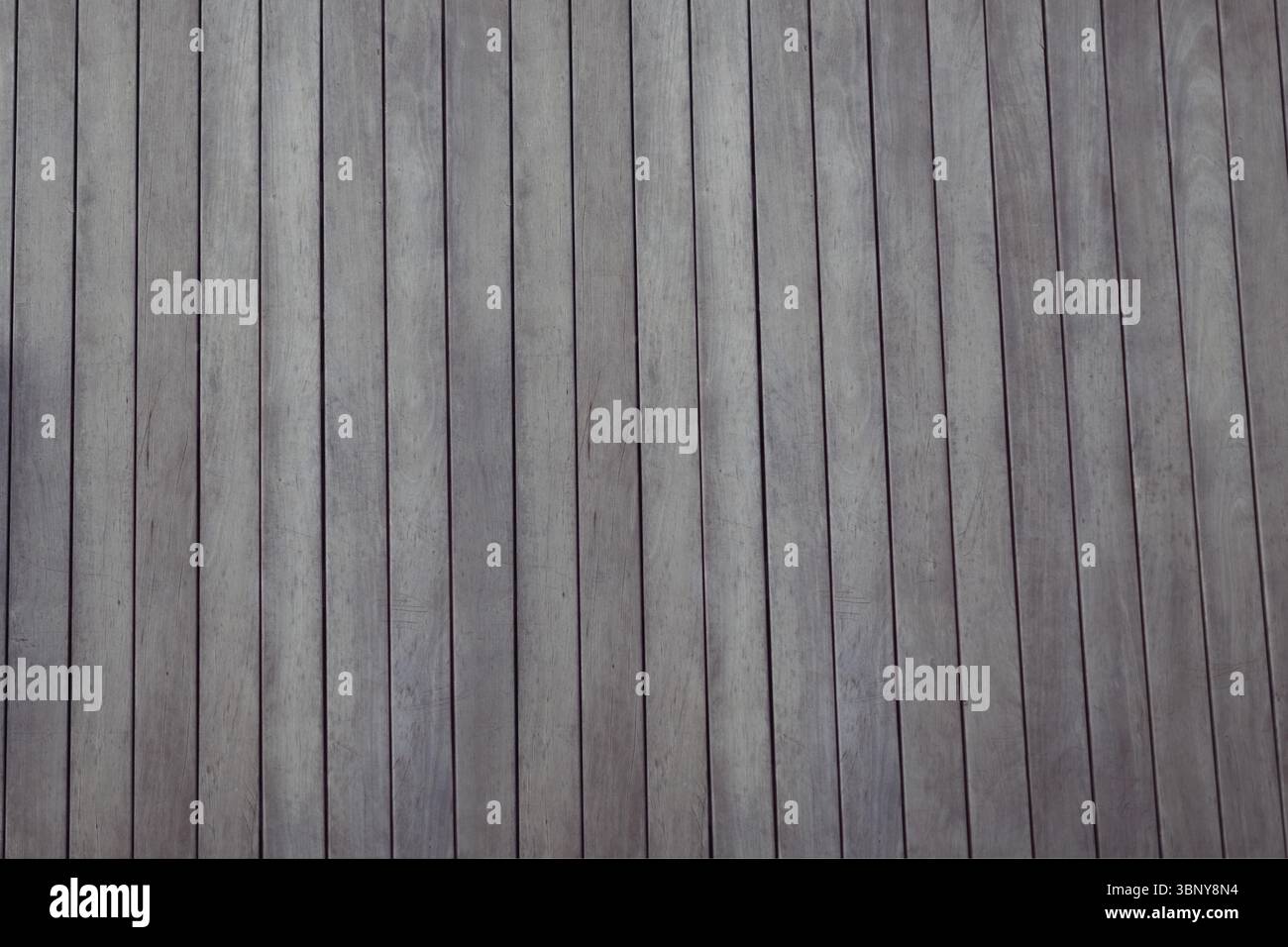 Vertikale Holzdielen zeigen natürliche Körnung und Knoten in einem flachen Strukturmuster Stockfoto