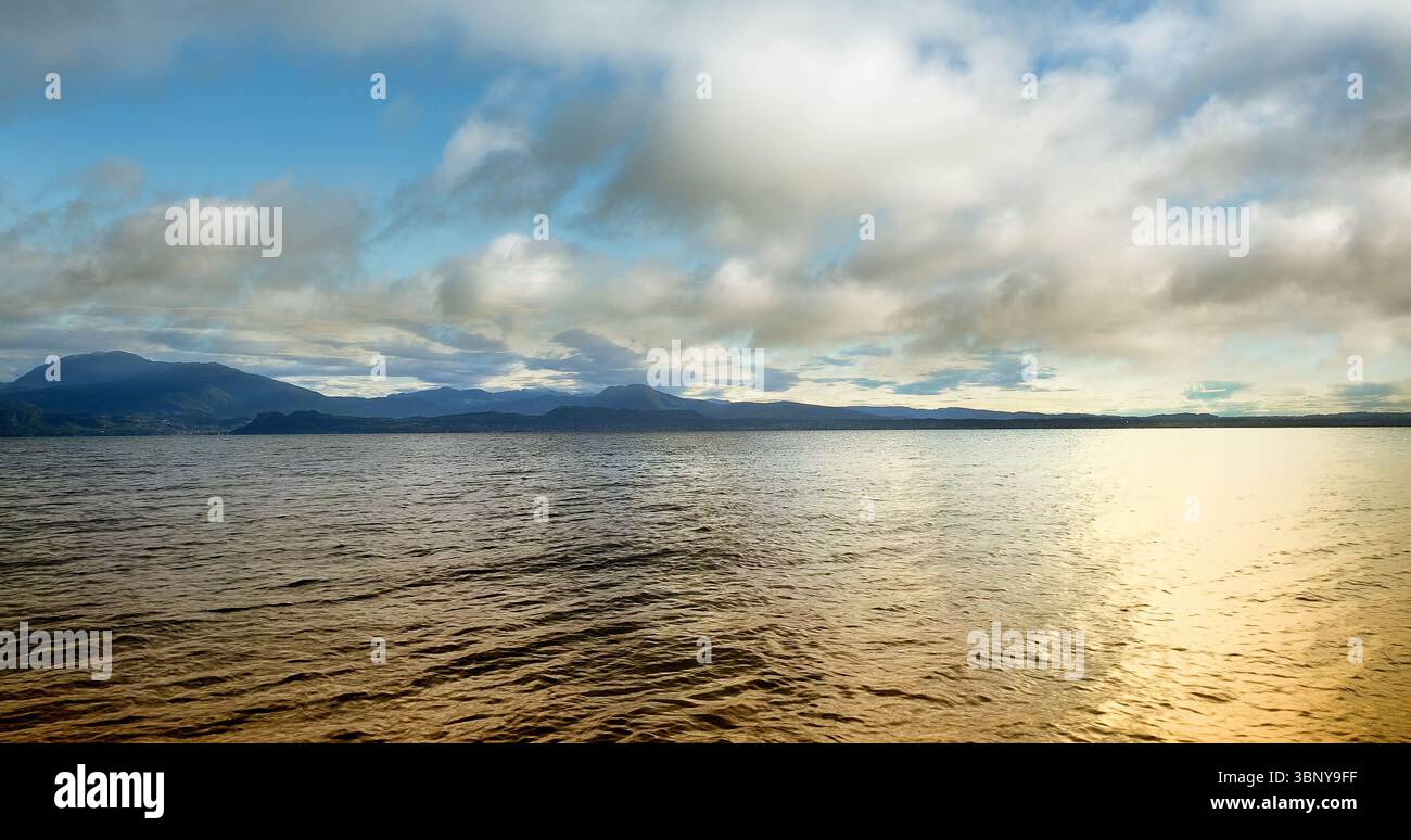 Das Meer in der Nähe von Mountain unter Cloud Stockfoto