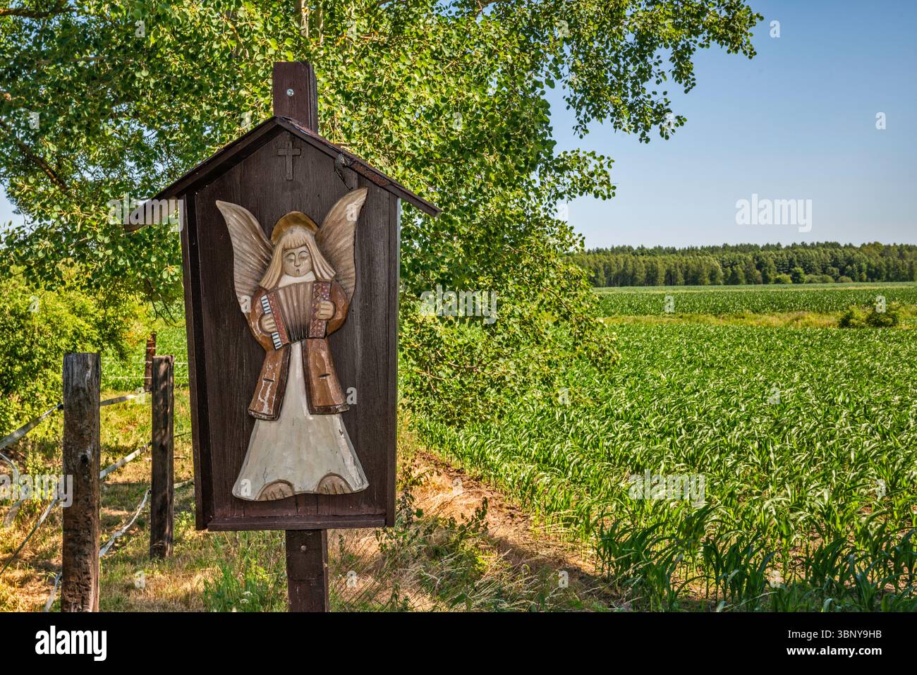 Akkordeonspielender Engel, Figur am Straßenrand in der Nähe des Dorfes Koczurki, in der Nähe der Stadt Trzebnica, Woiwodschaft Niederschlesien, Polen Stockfoto
