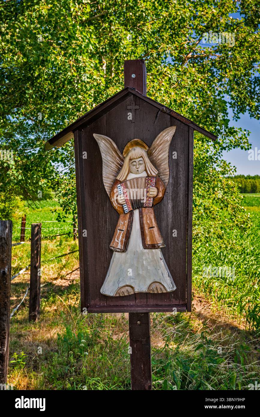 Akkordeonspielender Engel, Figur am Straßenrand in der Nähe des Dorfes Koczurki, in der Nähe der Stadt Trzebnica, Woiwodschaft Niederschlesien, Polen Stockfoto