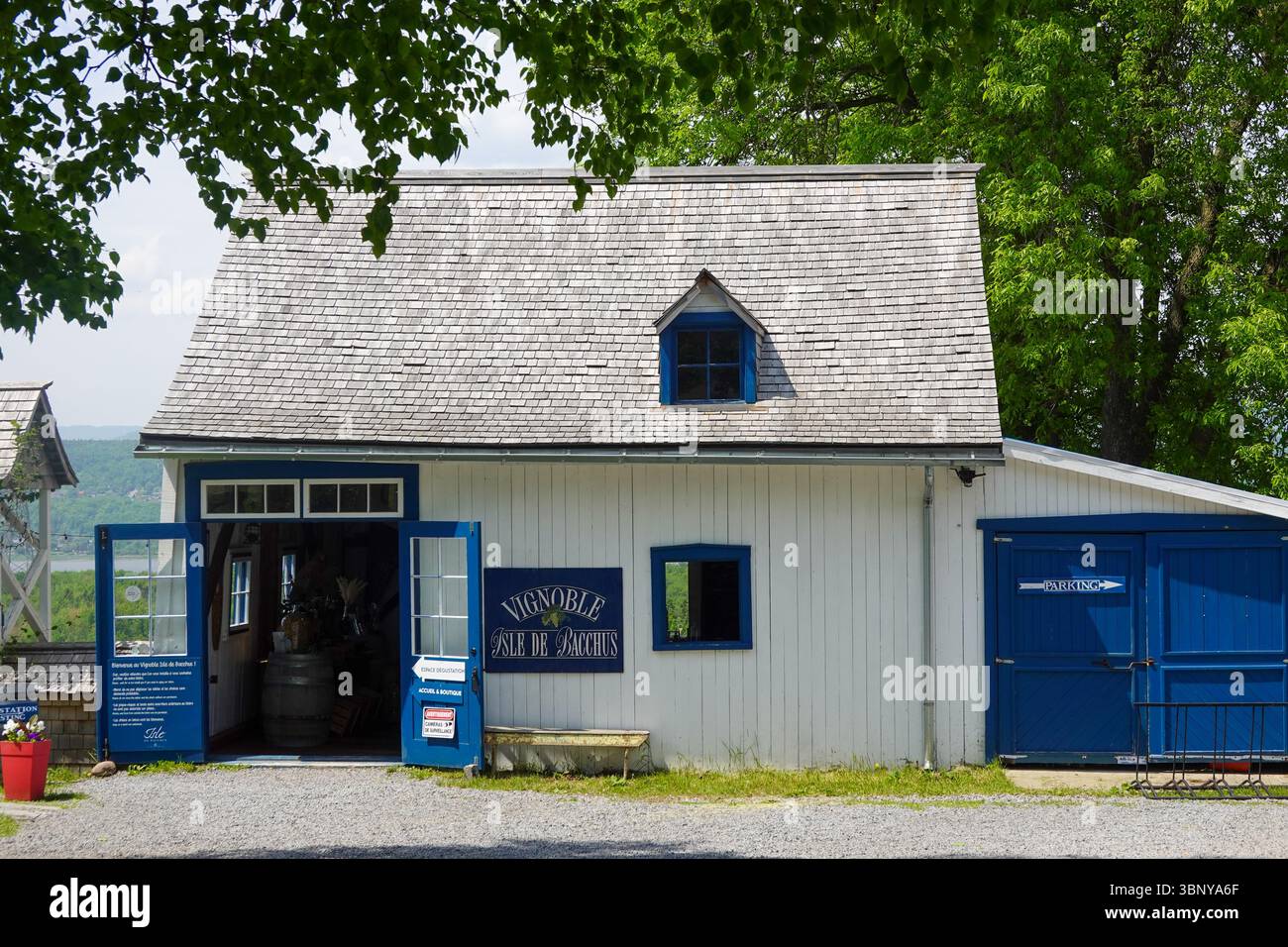Malerisches, weißes Besucherzentrum im Cottage-Stil mit blauen Zierleisten und einladendem Eingang Stockfoto