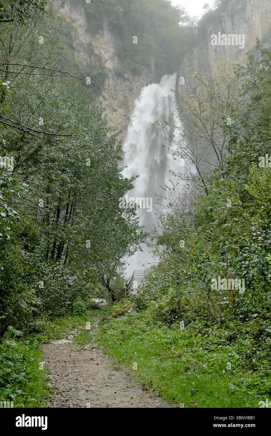 Dramatische Landschaft der Bliha Falls, wenn der Fluss in Überschwemmung ist, Sanski Most, Bosnien und Herzegowina Stockfoto