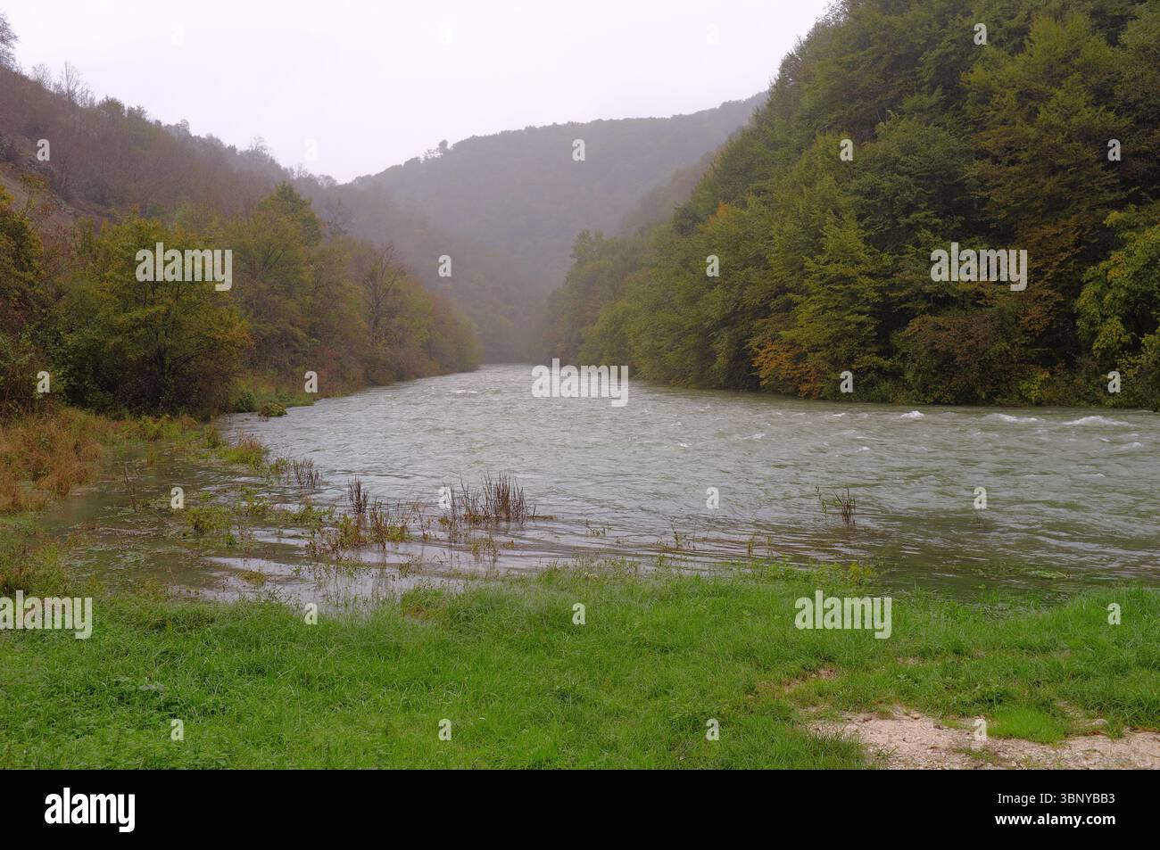 Dabar River When is in Flood and Herbstnebel Szene, Sanski Most, Bosnien und Herzegowina (2) Stockfoto