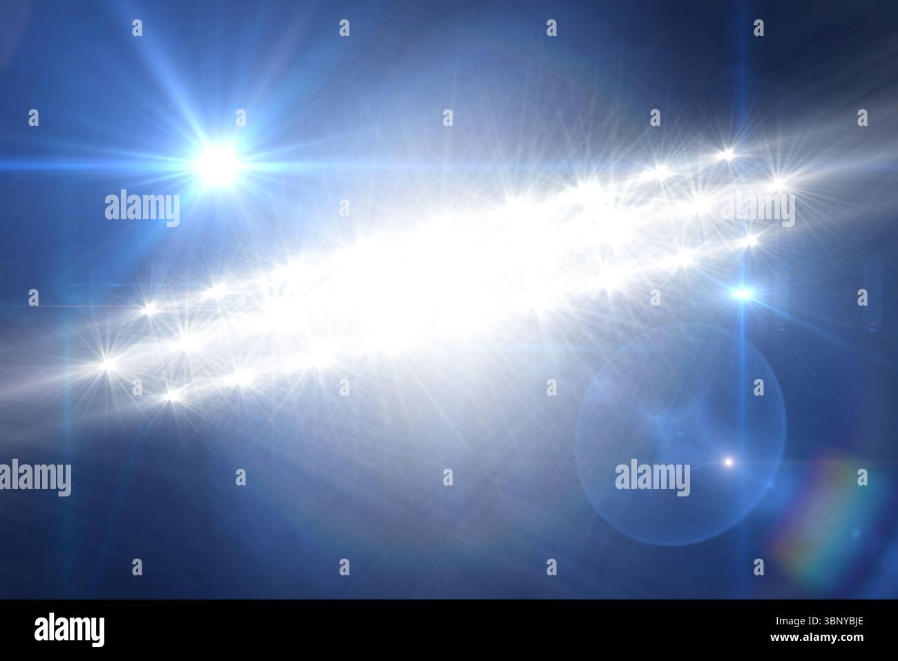 Mit Starburst-Lichtern, die Objektivlichter über blauem Hintergrund ausstrahlen und Lichtstreifen erzeugen Stockfoto