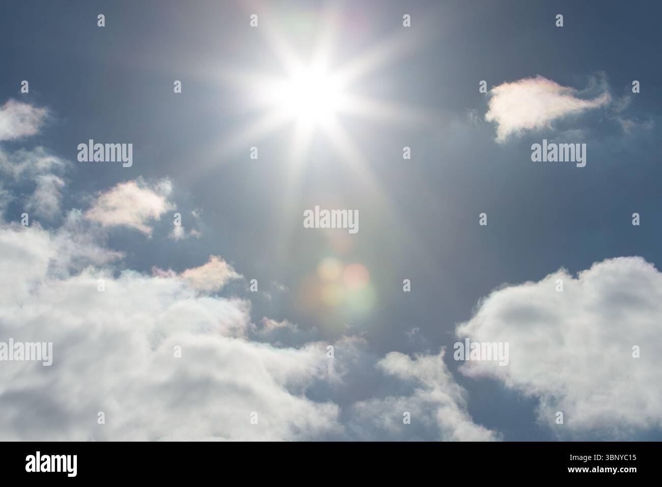 Bewölkter Himmel mit Sonnenschein Stockfoto