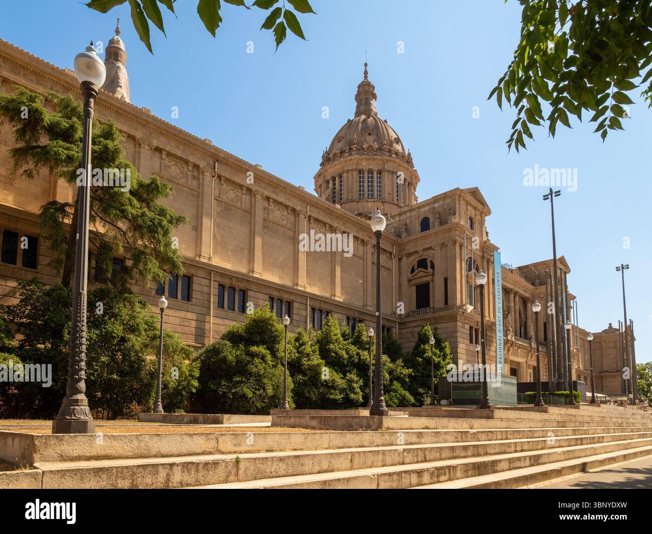 Die beeindruckende Architektur des Palau Nacional auf dem Hügel Montjuic, Heimat des nationalen Kunstmuseums von Katalonien, Barcelona, Spanien. Stockfoto