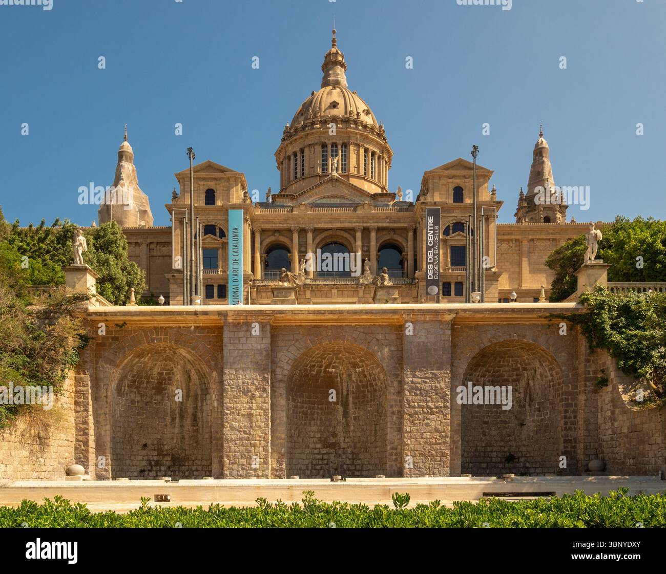 Die große Fassade des Palau Nacional, Heimat des Nationalen Kunstmuseums von Katalonien (MNAC), auf dem Hügel Montjuic, Barcelona, Spanien. Stockfoto