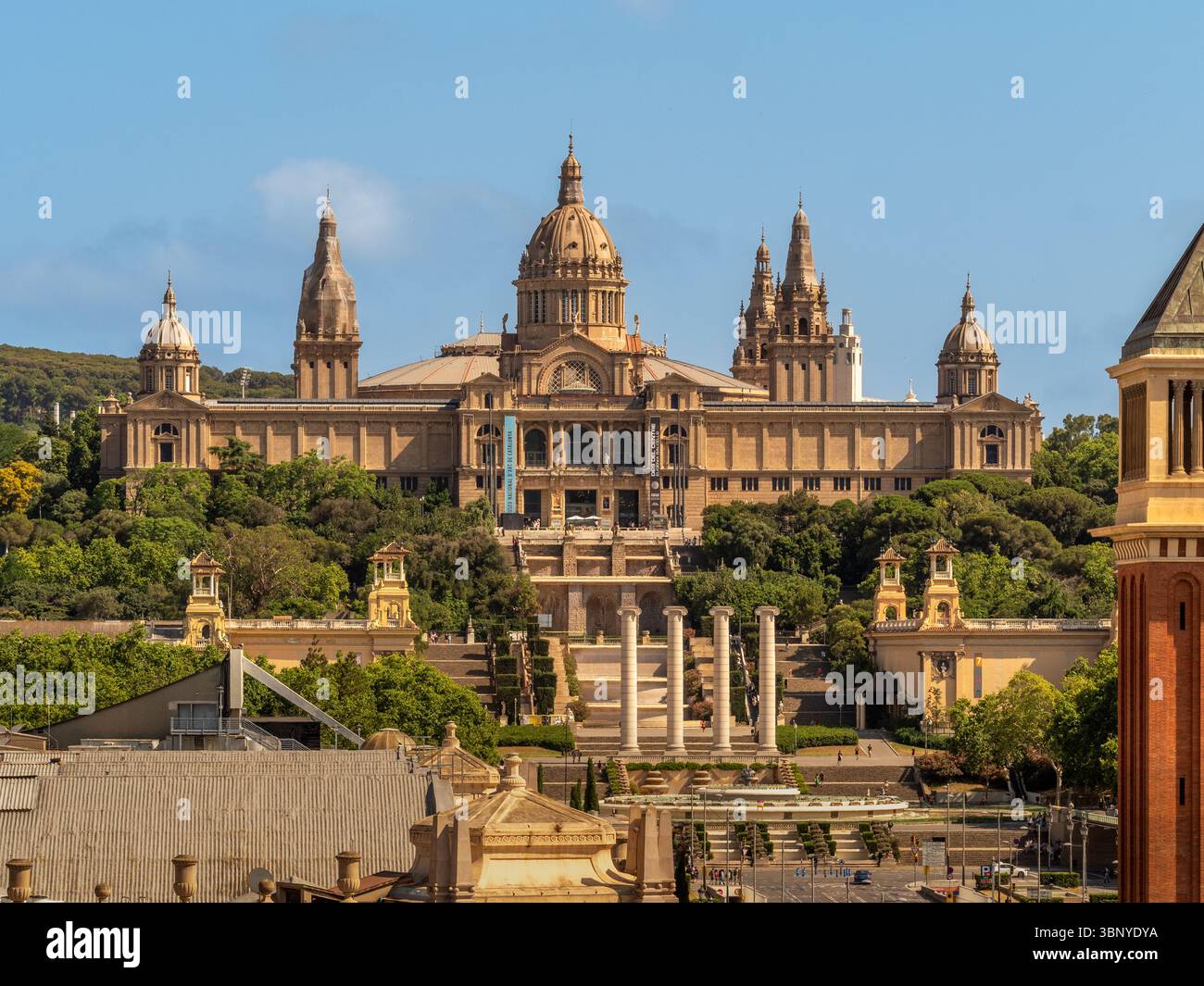 Erhöhter Blick auf den Palau Nacional und die vier Säulen auf dem Hügel Montjuic, Blick auf den venezianischen Turm, Barcelona, Spanien. Stockfoto