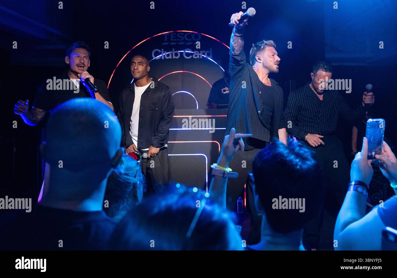 NUR REDAKTIONELLE VERWENDUNG Noughties Boyband Blue führe einen einmaligen, ausverkauften Auftritt bei Tesco Club Card durch, einem immersiven Cluberlebnis, das 30 Jahre Belohnungen mit Tesco Clubcard feiert. Ausgabedatum: Samstag, 5. Juli 2025. Stockfoto