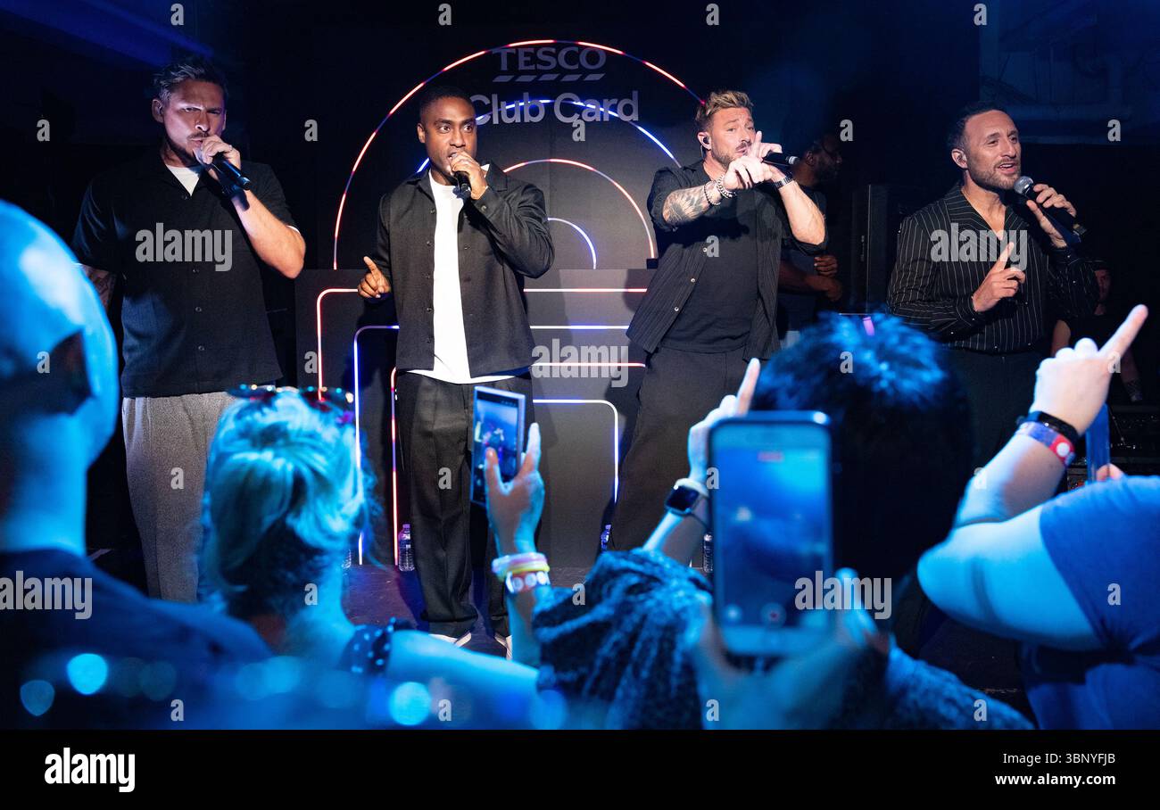 NUR REDAKTIONELLE VERWENDUNG Noughties Boyband Blue führe einen einmaligen, ausverkauften Auftritt bei Tesco Club Card durch, einem immersiven Cluberlebnis, das 30 Jahre Belohnungen mit Tesco Clubcard feiert. Ausgabedatum: Samstag, 5. Juli 2025. Stockfoto