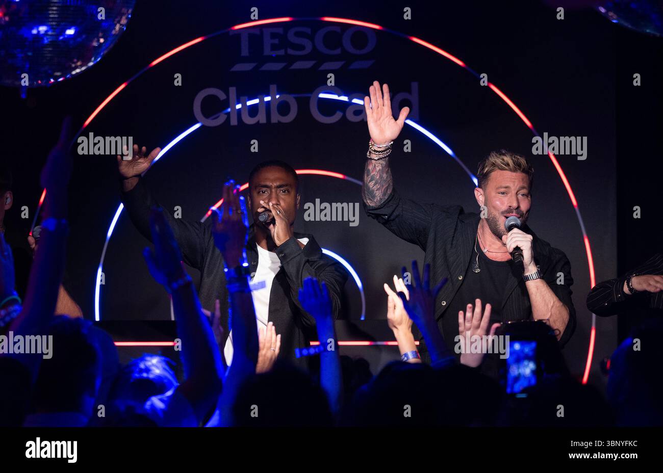 NUR REDAKTIONELLE VERWENDUNG Noughties Boyband Blue führe einen einmaligen, ausverkauften Auftritt bei Tesco Club Card durch, einem immersiven Cluberlebnis, das 30 Jahre Belohnungen mit Tesco Clubcard feiert. Ausgabedatum: Samstag, 5. Juli 2025. Stockfoto