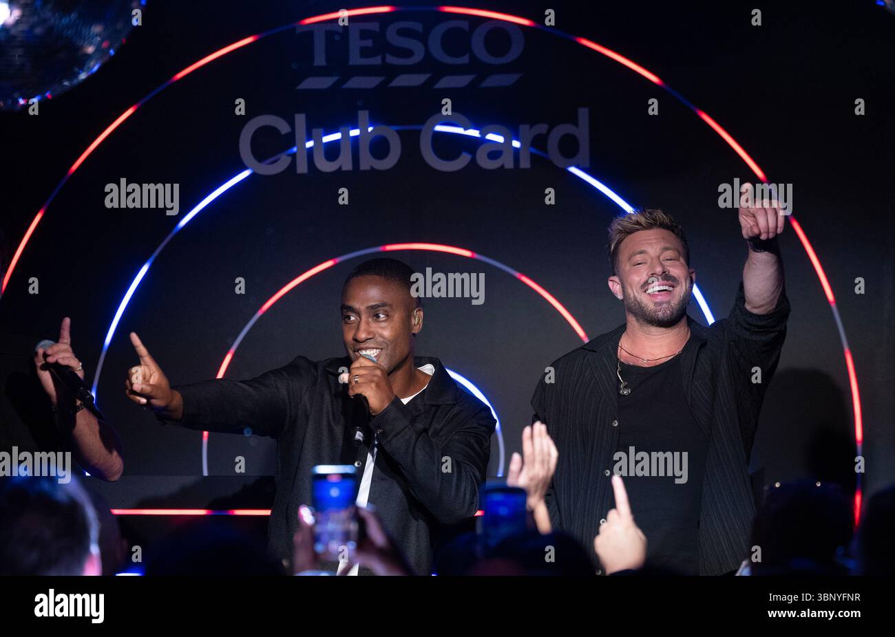 NUR REDAKTIONELLE VERWENDUNG Noughties Boyband Blue führe einen einmaligen, ausverkauften Auftritt bei Tesco Club Card durch, einem immersiven Cluberlebnis, das 30 Jahre Belohnungen mit Tesco Clubcard feiert. Ausgabedatum: Samstag, 5. Juli 2025. Stockfoto