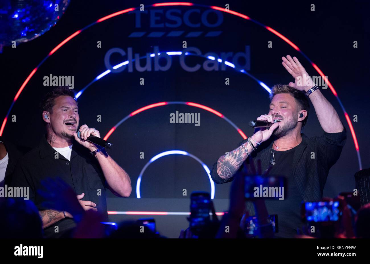 NUR REDAKTIONELLE VERWENDUNG Noughties Boyband Blue führe einen einmaligen, ausverkauften Auftritt bei Tesco Club Card durch, einem immersiven Cluberlebnis, das 30 Jahre Belohnungen mit Tesco Clubcard feiert. Ausgabedatum: Samstag, 5. Juli 2025. Stockfoto