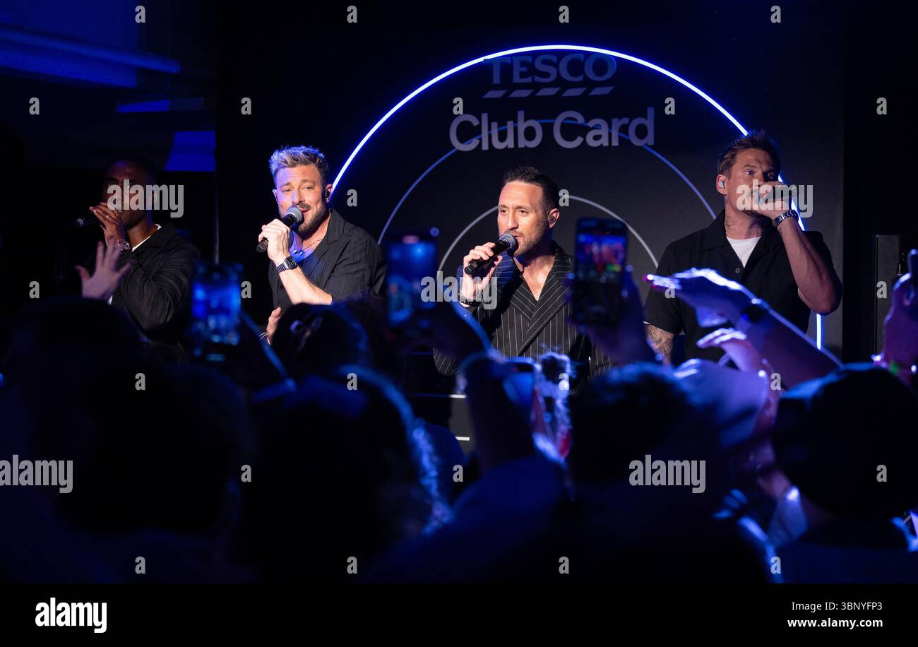 NUR REDAKTIONELLE VERWENDUNG Noughties Boyband Blue führe einen einmaligen, ausverkauften Auftritt bei Tesco Club Card durch, einem immersiven Cluberlebnis, das 30 Jahre Belohnungen mit Tesco Clubcard feiert. Ausgabedatum: Samstag, 5. Juli 2025. Stockfoto