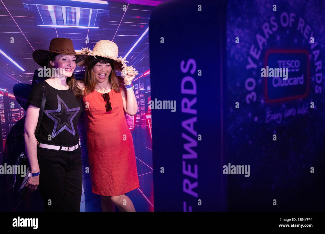 NUR REDAKTIONELLE VERWENDUNG Noughties Boyband Blue führe einen einmaligen, ausverkauften Auftritt bei Tesco Club Card durch, einem immersiven Cluberlebnis, das 30 Jahre Belohnungen mit Tesco Clubcard feiert. Ausgabedatum: Samstag, 5. Juli 2025. Stockfoto