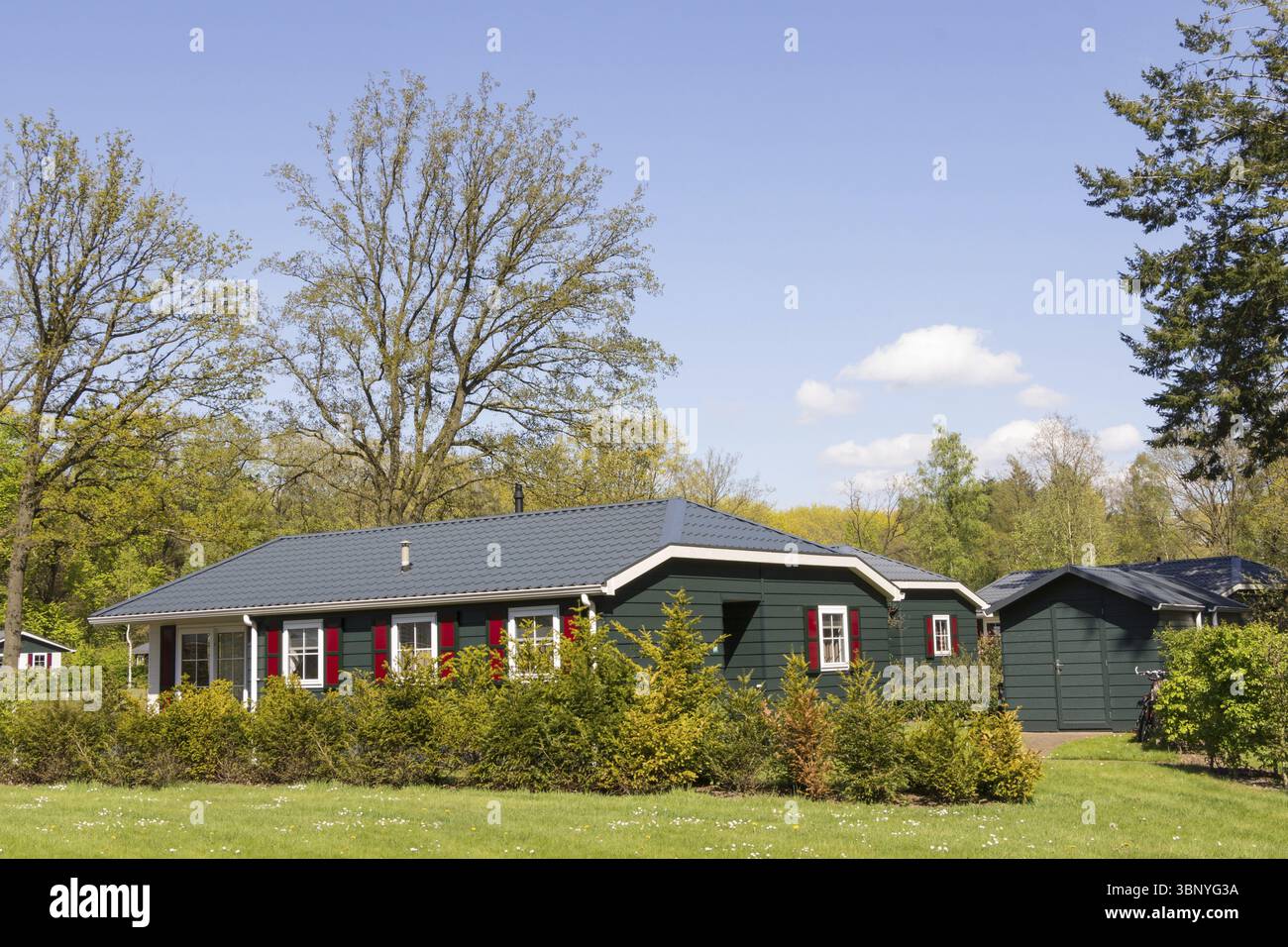 Grünes hölzernes Ferienhaus auf einem Campingplatz in den Niederlanden Stockfoto