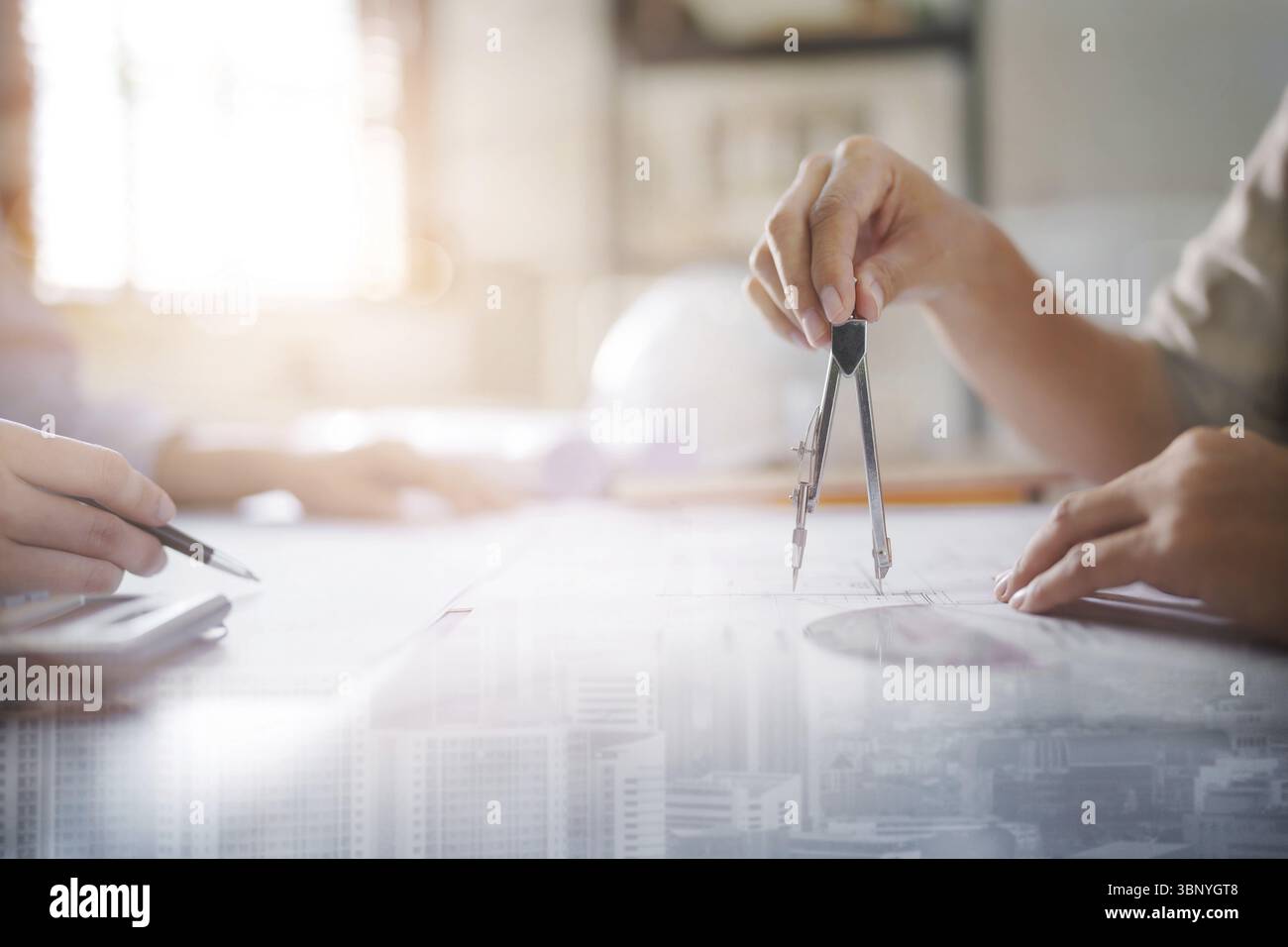 Architekten Innenarchitekten arbeiten mit blauen Drucken und Dokumenten für eine Hausrenovierung für Hausdesign Stockfoto