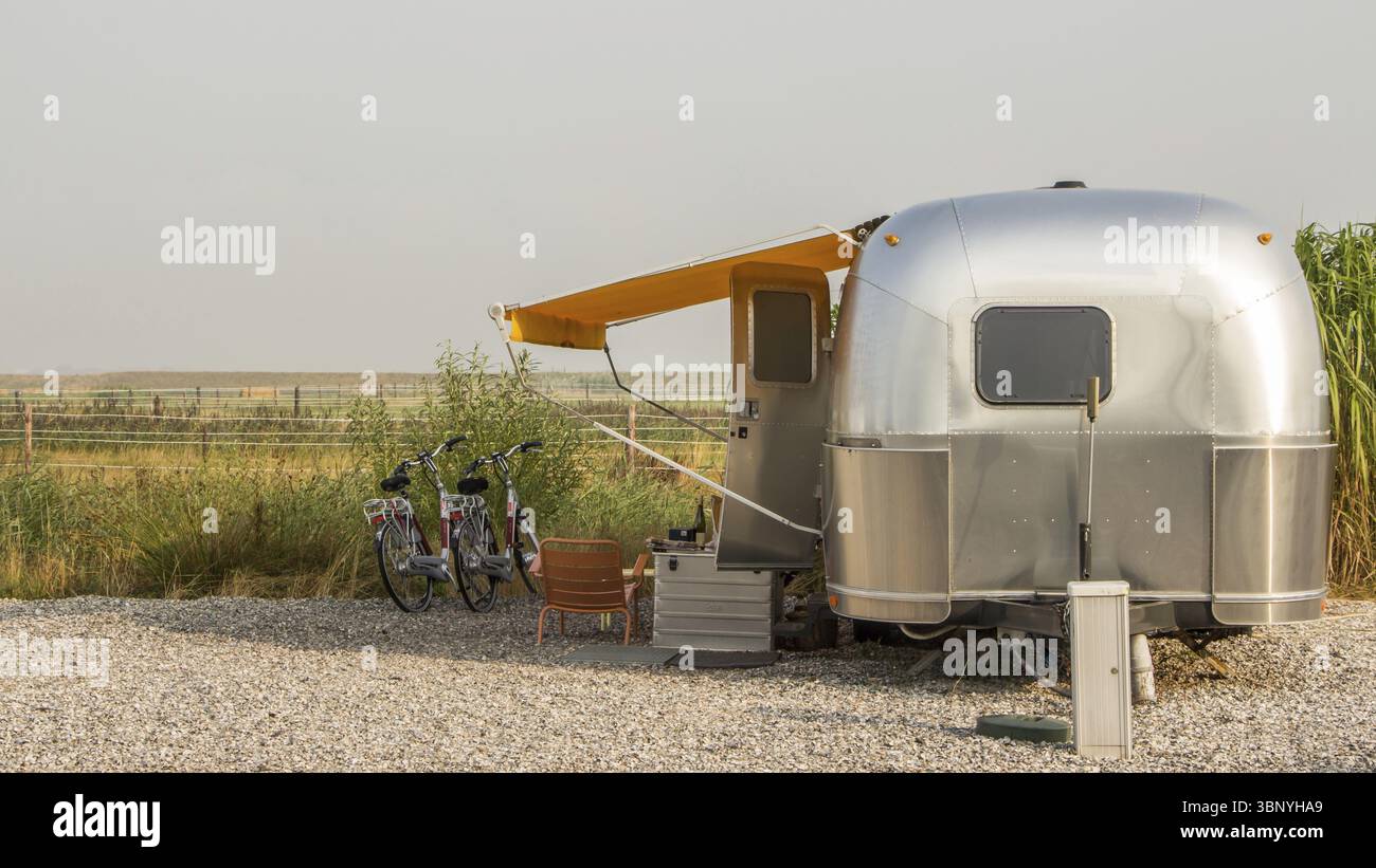Airstream Wohnwagen auf einem Campingplatz in den Niederlanden Stockfoto