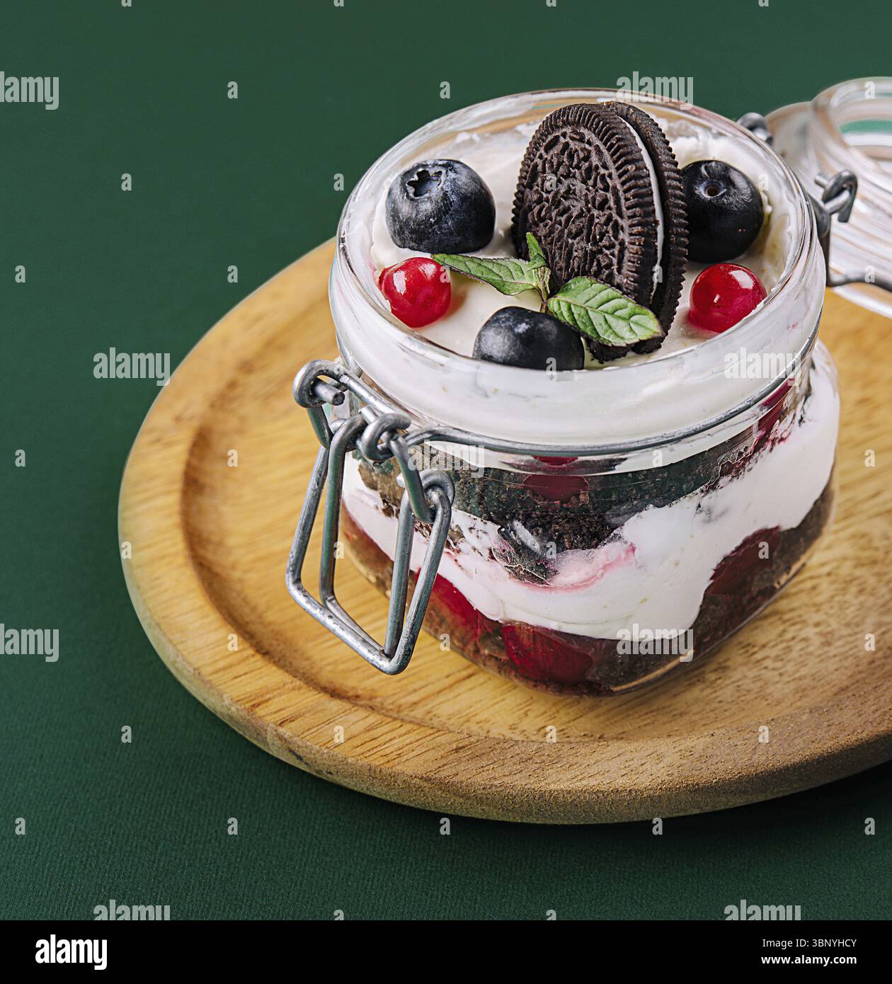 Stillleben, Oreo-Kuchen mit dunkler Schokolade und Sahne Stockfoto