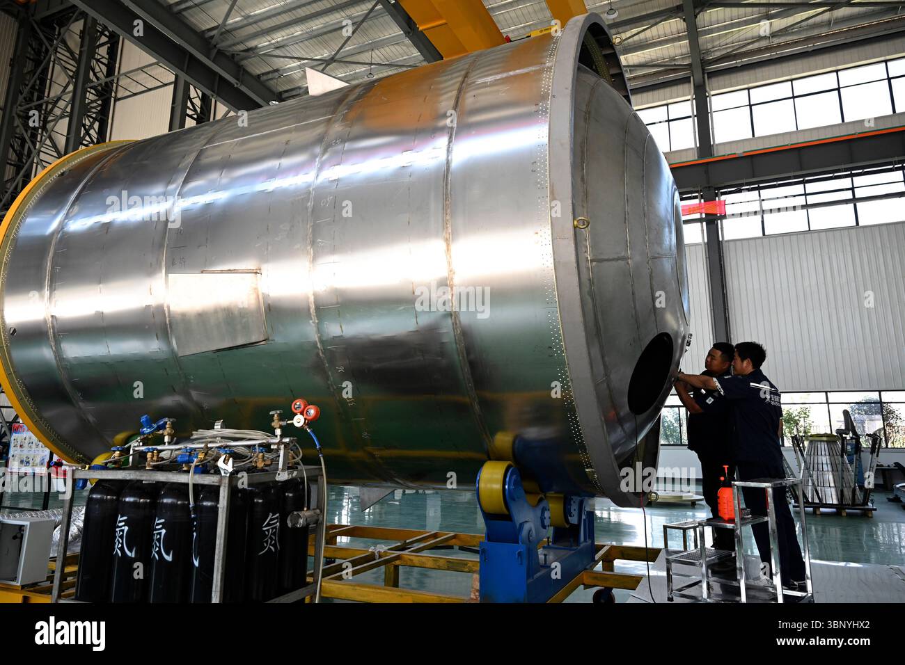 (250705) -- BENGBU, 5. Juli 2025 (Xinhua) -- Mitarbeiter markieren die Schweißpunkte an einem Raketentank in der Werkstatt des chinesischen privaten Raketenunternehmens Deep Blue Aerospace in der Stadt Bengbu, ostchinesischer Provinz Anhui, 3. Juli 2025. In den letzten Jahren hat die Provinz Anhui das Layout ihrer Luft- und Raumfahrtinformationsindustrie beschleunigt, die Wirtschaft in geringen Höhen, kommerzieller Raum, Satellitenanwendungen und Tiefenweltraumforschung umfasst. Von der boomenden „Wirtschaft in geringer Höhe“ wie Drohnenlieferung und Tourismus in geringer Höhe bis hin zur Zusammenführung von Unternehmen in eine kommerzielle Raumfahrtindustrie; Stockfoto