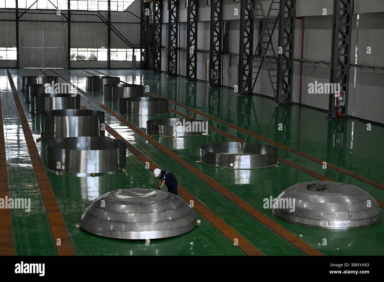 (250705) -- BENGBU, 5. Juli 2025 (Xinhua) -- Ein Mitarbeiter inspiziert eine Raketentreibstoff-Komponente in der Werkstatt des chinesischen privaten Raketenunternehmens Deep Blue Aerospace in Bengbu City, ostchinesischer Provinz Anhui, 3. Juli 2025. In den letzten Jahren hat die Provinz Anhui das Layout ihrer Luft- und Raumfahrtinformationsindustrie beschleunigt, die Wirtschaft in geringen Höhen, kommerzieller Raum, Satellitenanwendungen und Tiefenweltraumforschung umfasst. Von der boomenden „Wirtschaft in geringer Höhe“ wie Drohnenlieferung und Tourismus in geringer Höhe bis hin zur Zusammenführung von Unternehmen in eine kommerzielle Raumfahrtindustrie und dem Stockfoto