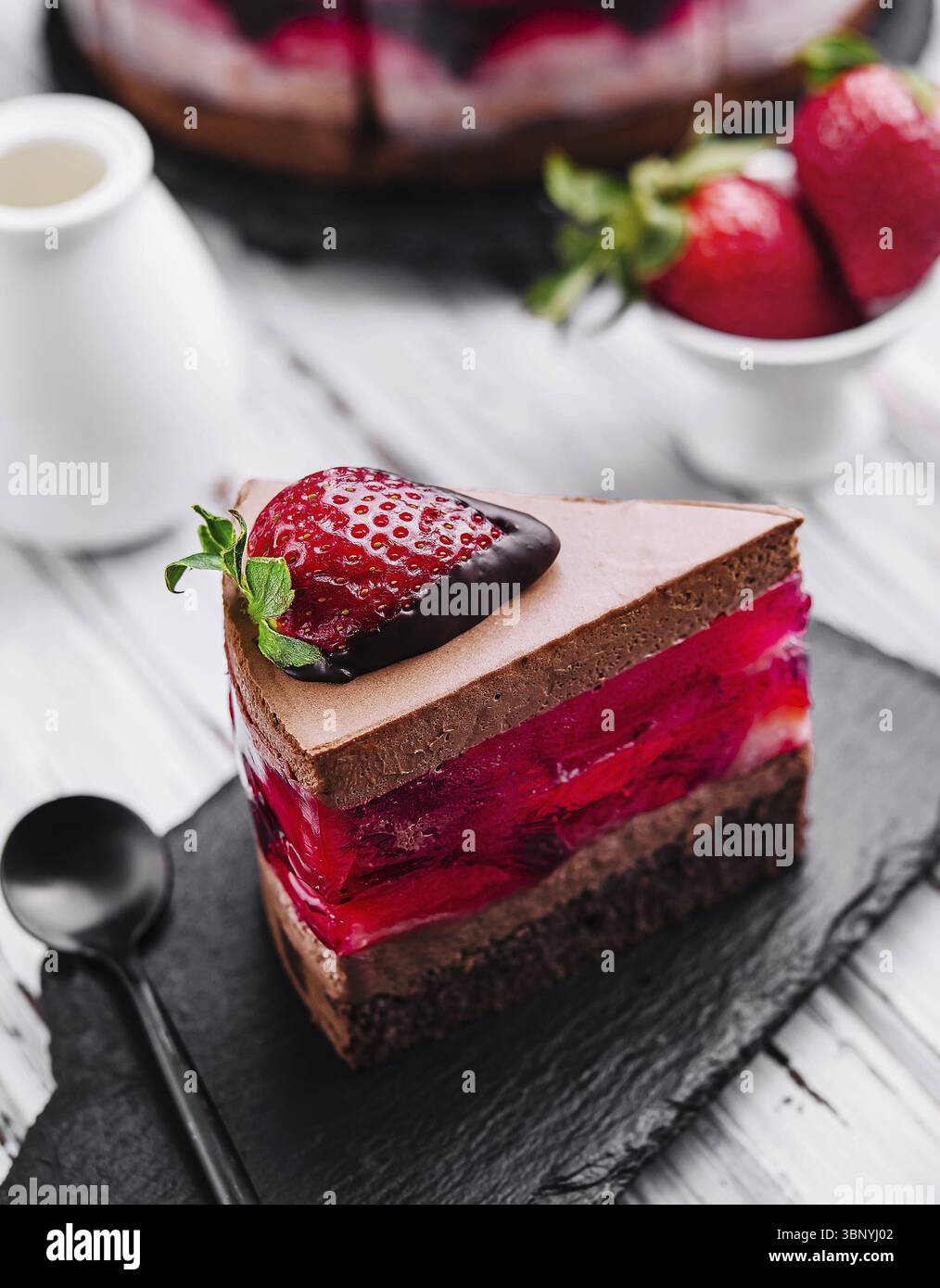 Schokolade mit Gelee Kuchen mit Erdbeere Stockfoto
