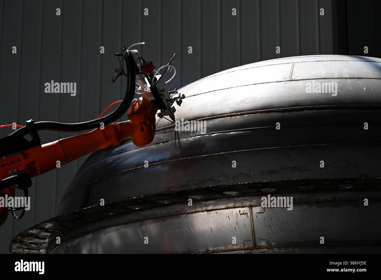(250705) -- BENGBU, 5. Juli 2025 (Xinhua) -- Ein Schweißroboter schweißt den Boden eines Raketentanks in der Werkstatt des chinesischen privaten Raketenunternehmens Deep Blue Aerospace in der Stadt Bengbu, ostchinesischer Provinz Anhui, 3. Juli 2025. In den letzten Jahren hat die Provinz Anhui das Layout ihrer Luft- und Raumfahrtinformationsindustrie beschleunigt, die Wirtschaft in geringen Höhen, kommerzieller Raum, Satellitenanwendungen und Tiefenweltraumforschung umfasst. Von der boomenden „Wirtschaft in geringer Höhe“ wie Drohnenlieferung und Tourismus in geringer Höhe bis hin zur Zusammenführung von Unternehmen in eine kommerzielle Raumfahrtindustrie und Stockfoto