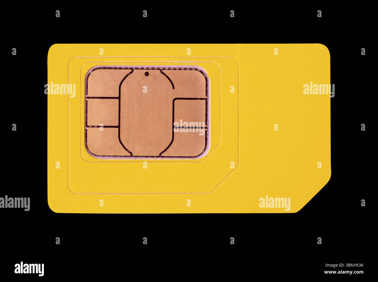 Gelbe Mini-SIM-Karte isoliert auf schwarzem Hintergrund, Ansicht von oben Stockfoto