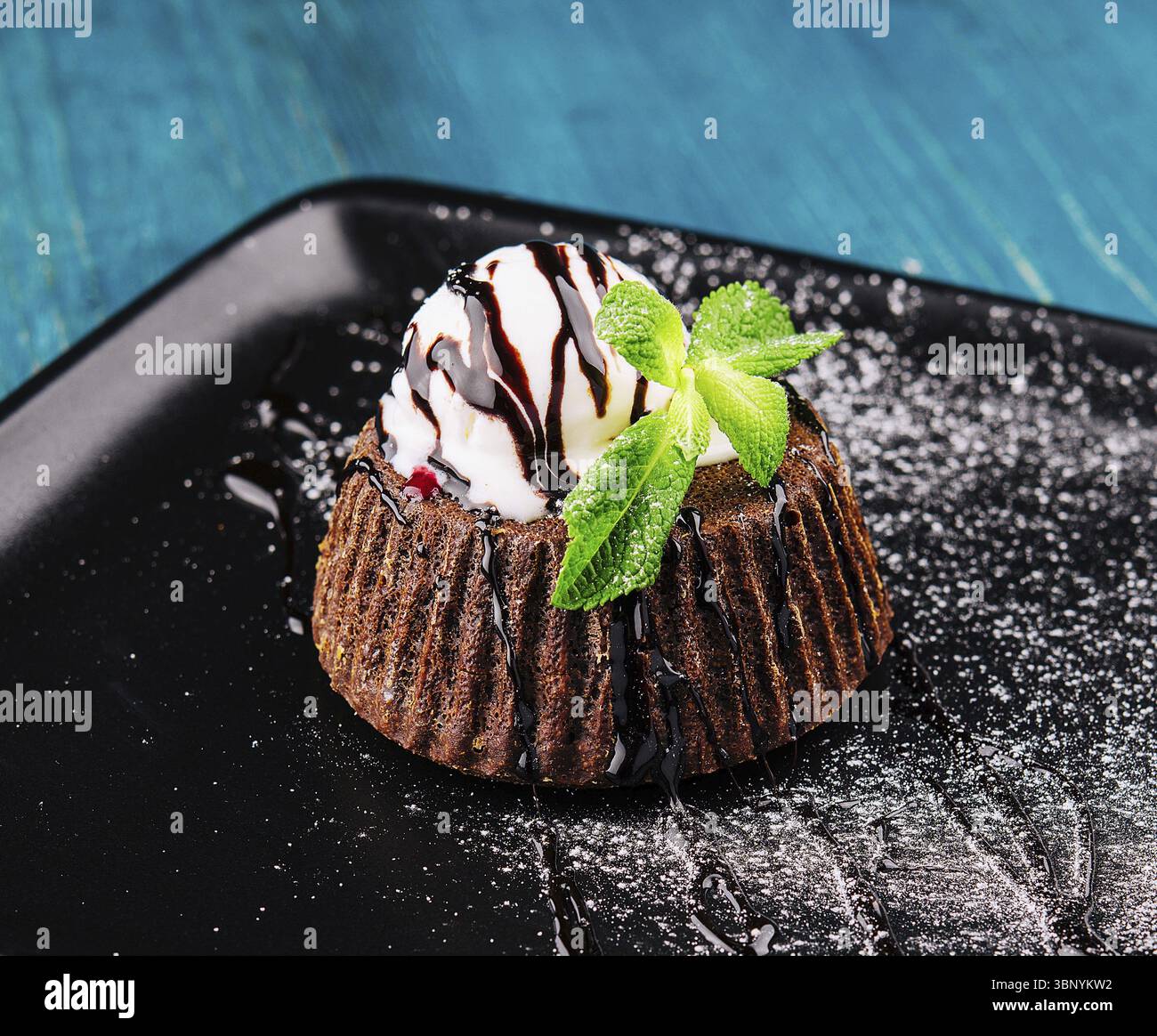 Stillleben, Schokoladenbrownie mit Vanilleeis Stockfoto