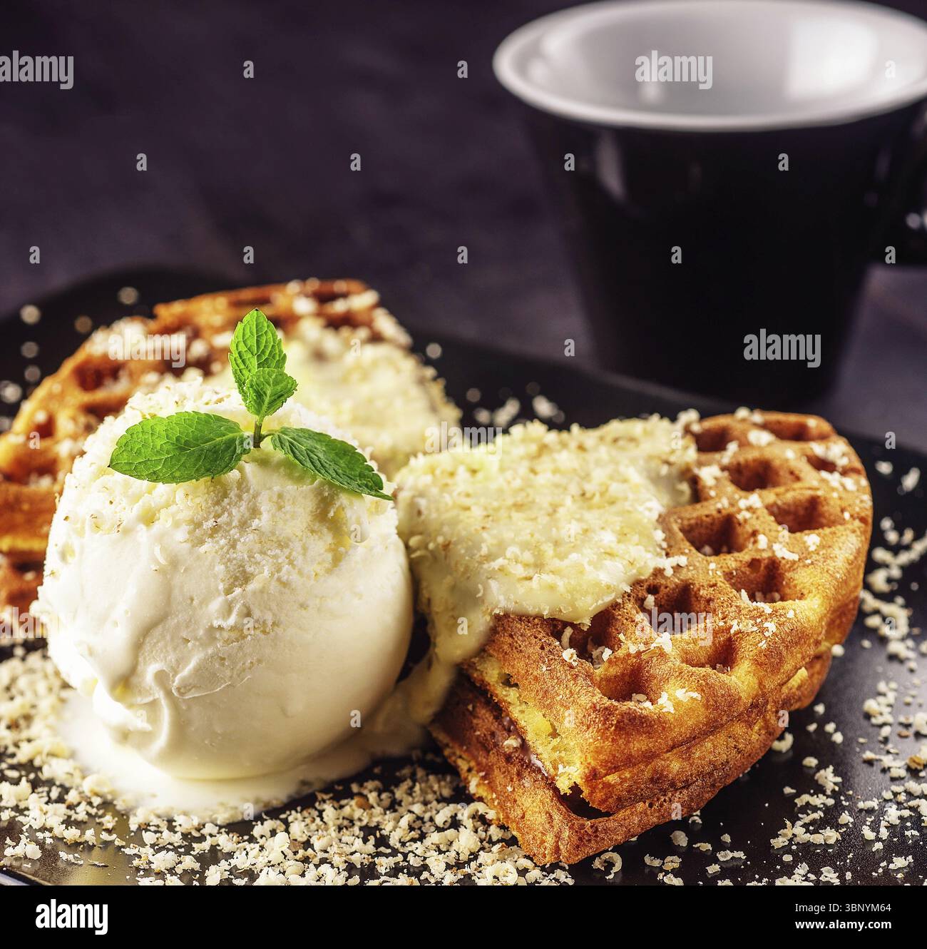 Essen Stillleben, Eis mit belgischen Waffeln, frische Minze, Vanilabittung Stockfoto