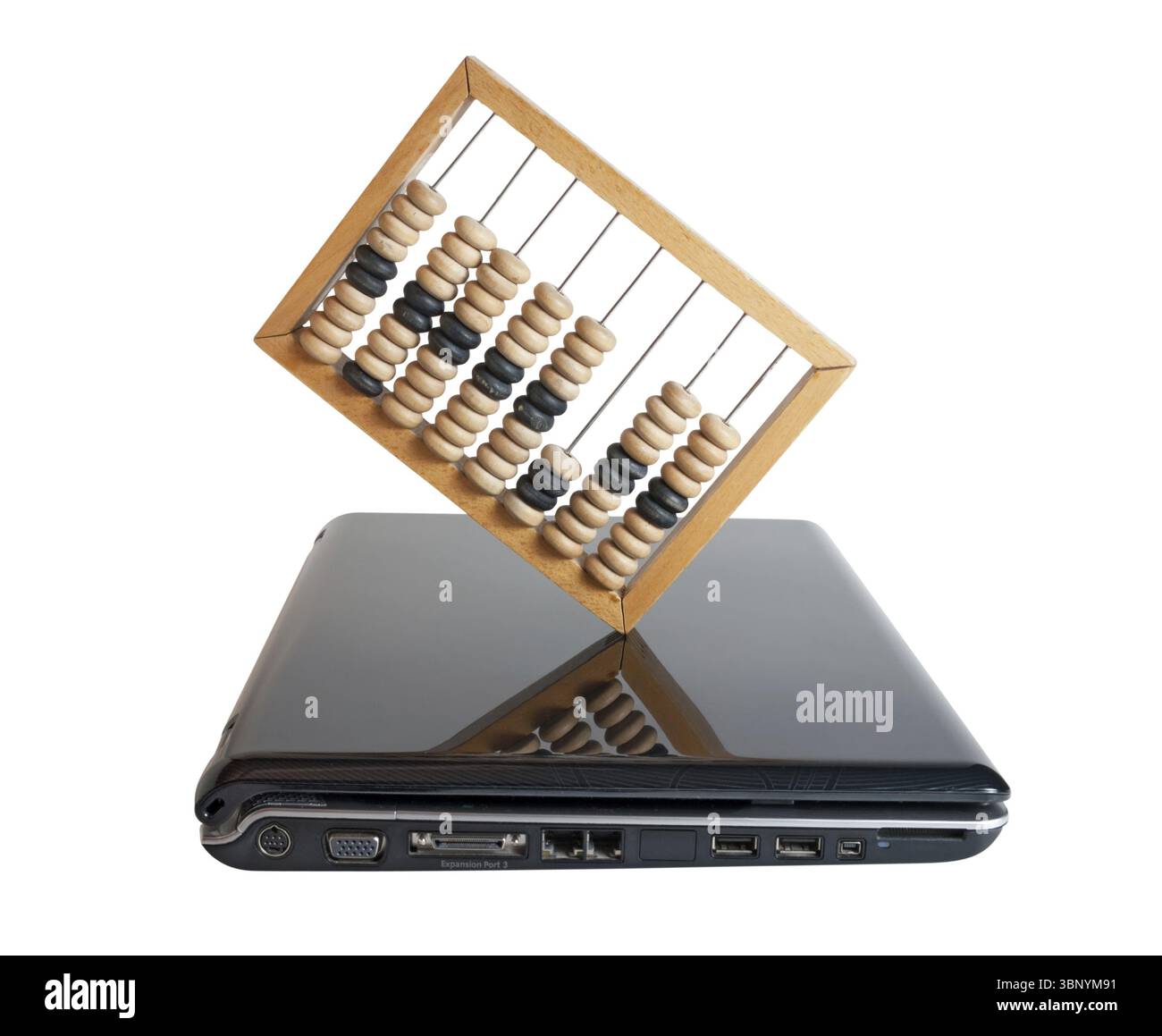 Computer und Abacus isoliert auf weißem Hintergrund Stockfoto