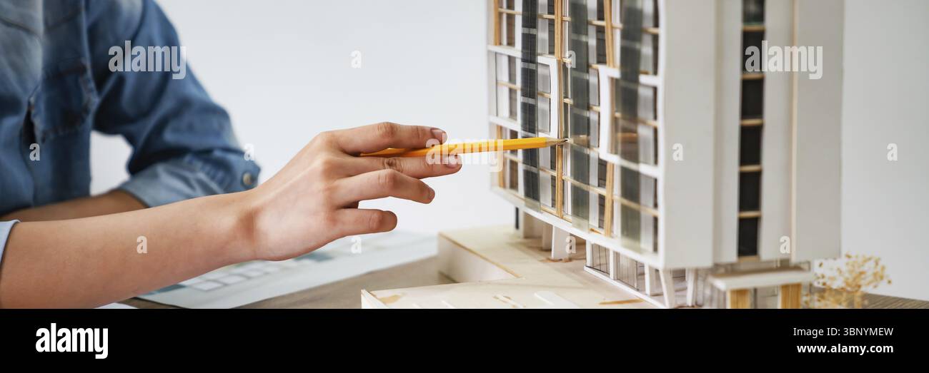 Architekten Innenarchitekten arbeiten mit blauen Drucken und Dokumenten für eine Hausrenovierung für Hausdesign Stockfoto