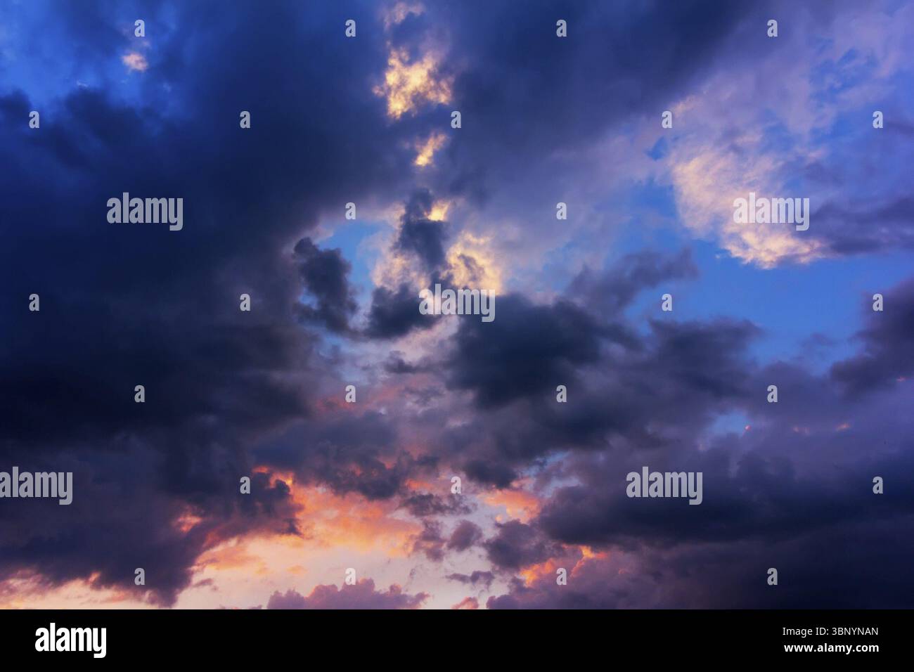 Natürlicher hintergrund des himmels mit wolken nach einem sturm bei sonnenuntergang Stockfoto