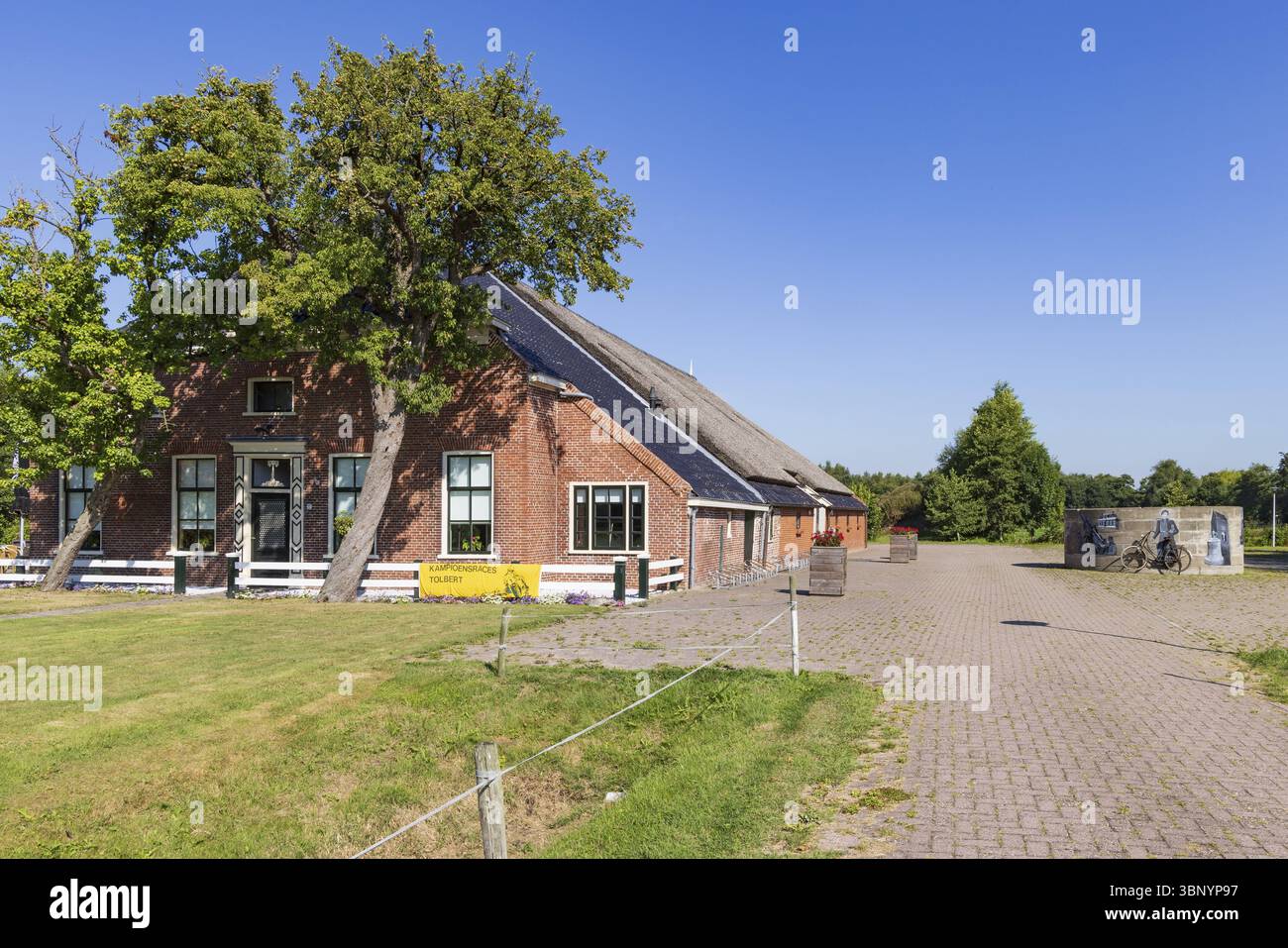 Tolbert, Niederlande - 24. August 2022: Traditioneller Bauernhof, umgeben von alten Bäumen, genannt Cazemier Farm in der Gemeinde Tolbert Westerkwartier in Gr Stockfoto