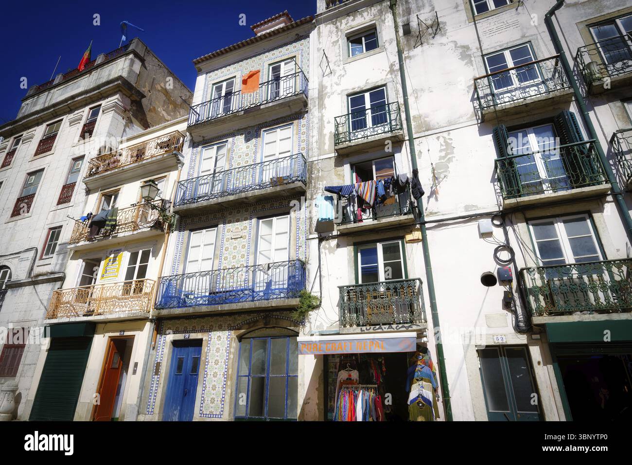 Lissabon, Portugal 28. Mai 2024: Urbanes Leben in einer historischen Umgebung in einer authentischen südlichen Umgebung in der Altstadt von lissabon Stockfoto
