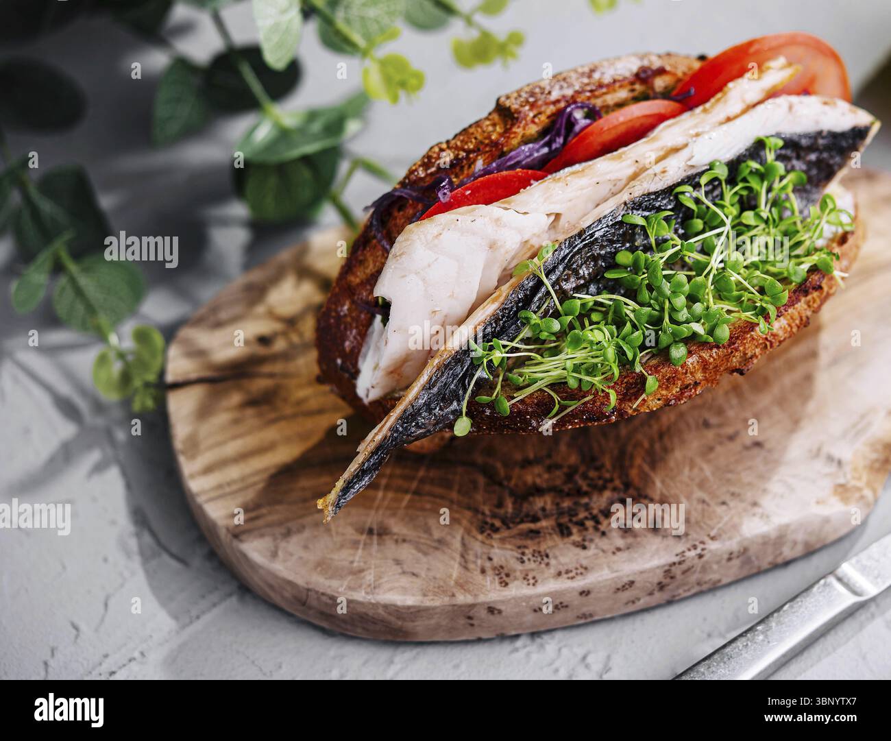 Makrelen-Fisch-Sandwich auf Holzbrett Stockfoto