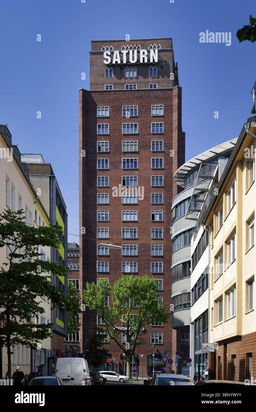 Köln 29. April 2025: Das 1925 im expressionistischen Stil erbaute historische Hansahochhaus ragt hoch über den Häusern im Kölner Eigel Stockfoto