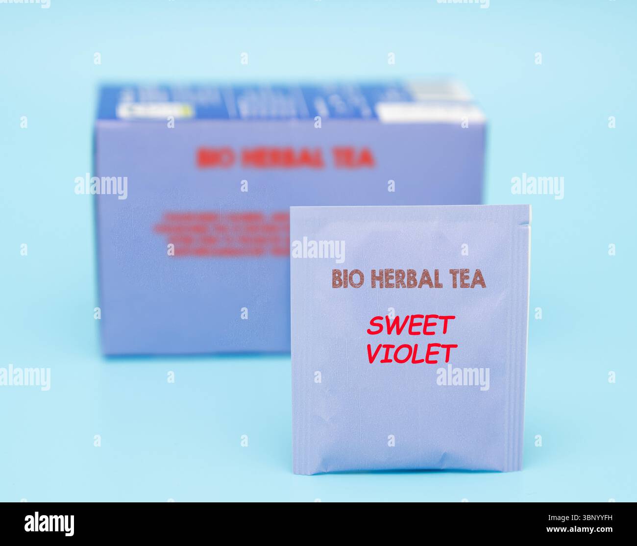 Süßer Veilchentee. Stockfoto