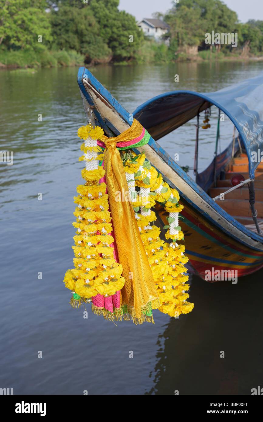 Traditionelles thailändisches Langboot mit Blumengirlande Stockfoto