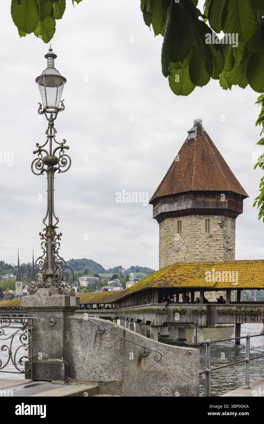 Berühmte Kapellbrücke über die Reuss im historischen Zentrum von Luzern in der Schweiz Stockfoto