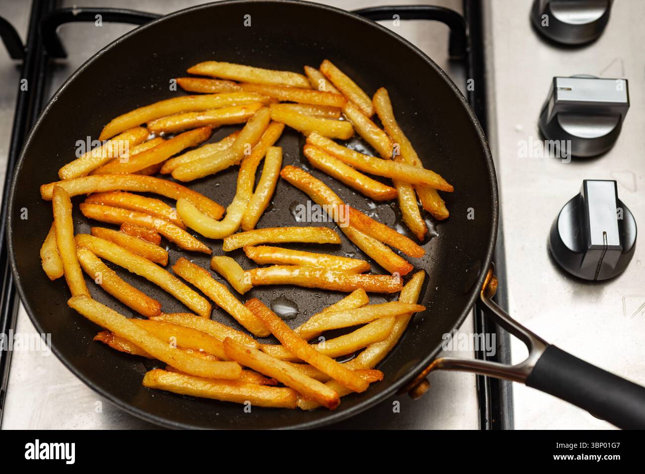 In der Pfanne frittierte Pommes frites Stockfoto