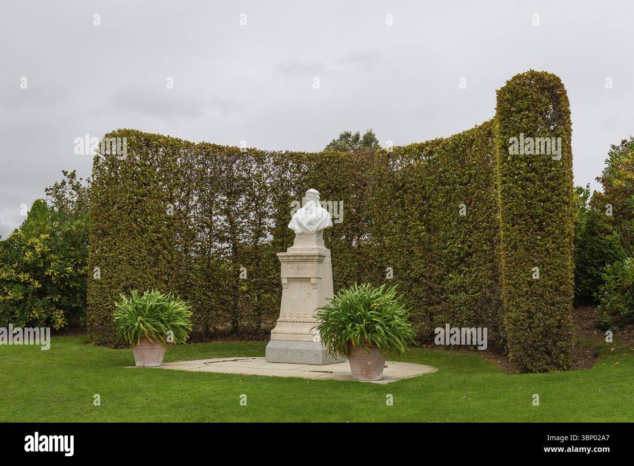 Amboise, Frankreich – 16. Oktober 2019: Statue von Leonardo da Vinci in den Ackerstätten des Chateau d’Amboise in Frankreich, Amboise, Frankrijk Stockfoto