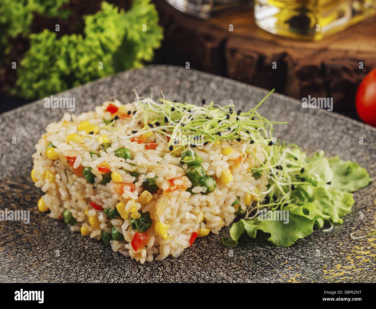 Stillleben, Schüssel Reis mit Erbsen, Mais und Paprika Stockfoto