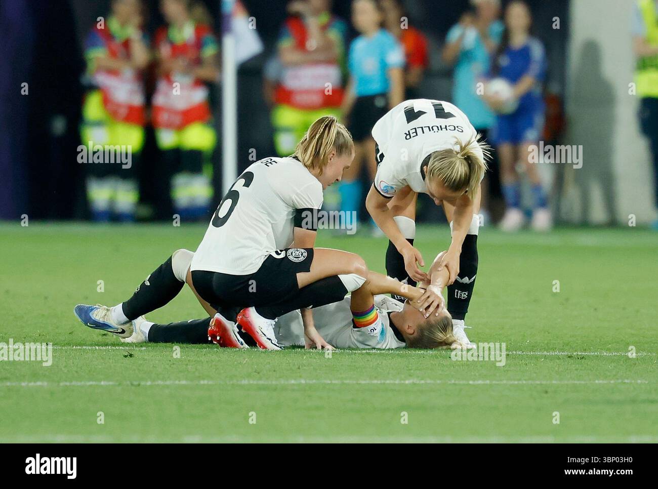 St.Gallen, Schweiz. Juli 2025. Janina Minge (Deutschland, 6) l. und Lea Schueller (Deutschland, 11) kümmert sich um die Verletzung Giulia Gwinn (Deutschland, 7). 04.07.2025, Fußball, UEFA Women's Euro, Deutschland - Polen, Schweiz, St. Gallen, Kybunpark. Foto: HMB Media/Alamy Live News Stockfoto