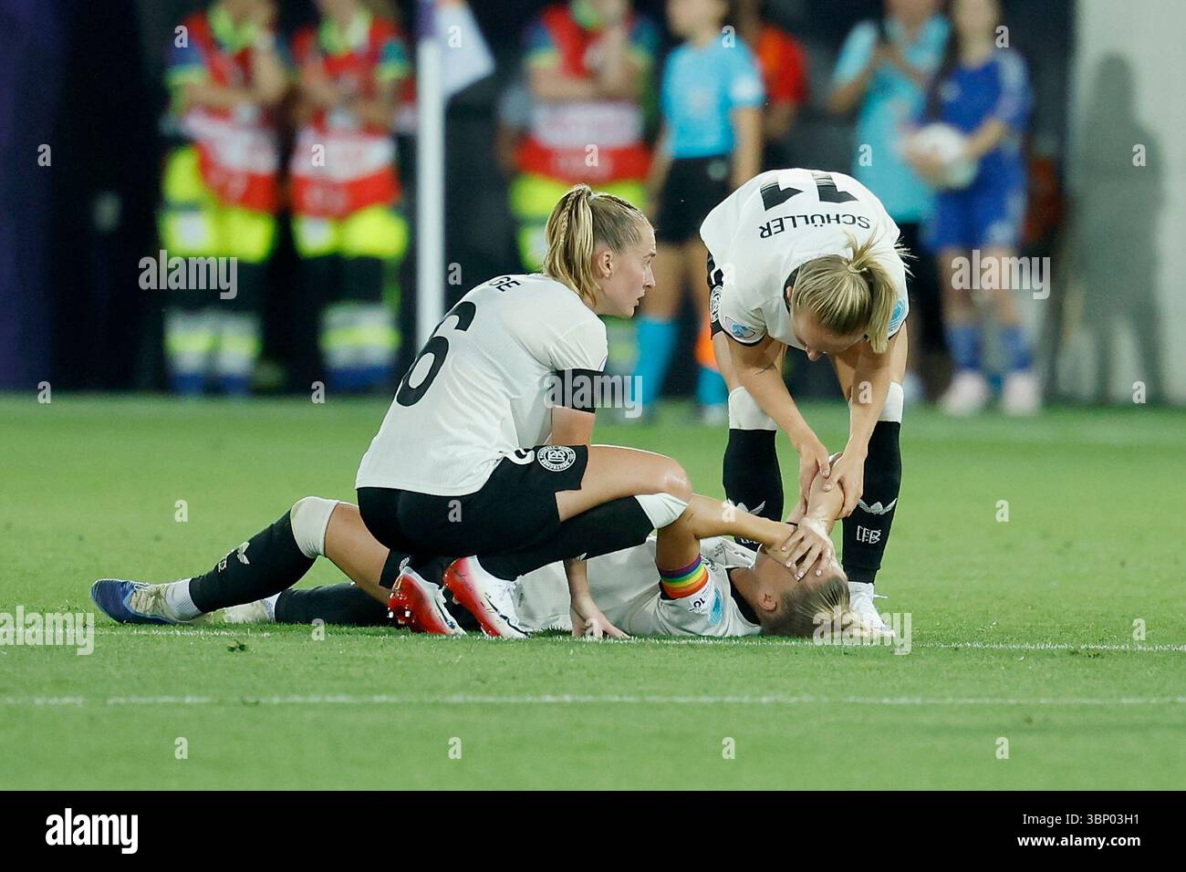 St.Gallen, Schweiz. Juli 2025. Janina Minge (Deutschland, 6) l. und Lea Schueller (Deutschland, 11) kümmert sich um die Verletzung Giulia Gwinn (Deutschland, 7). 04.07.2025, Fußball, UEFA Women's Euro, Deutschland - Polen, Schweiz, St. Gallen, Kybunpark. Foto: HMB Media/Alamy Live News Stockfoto