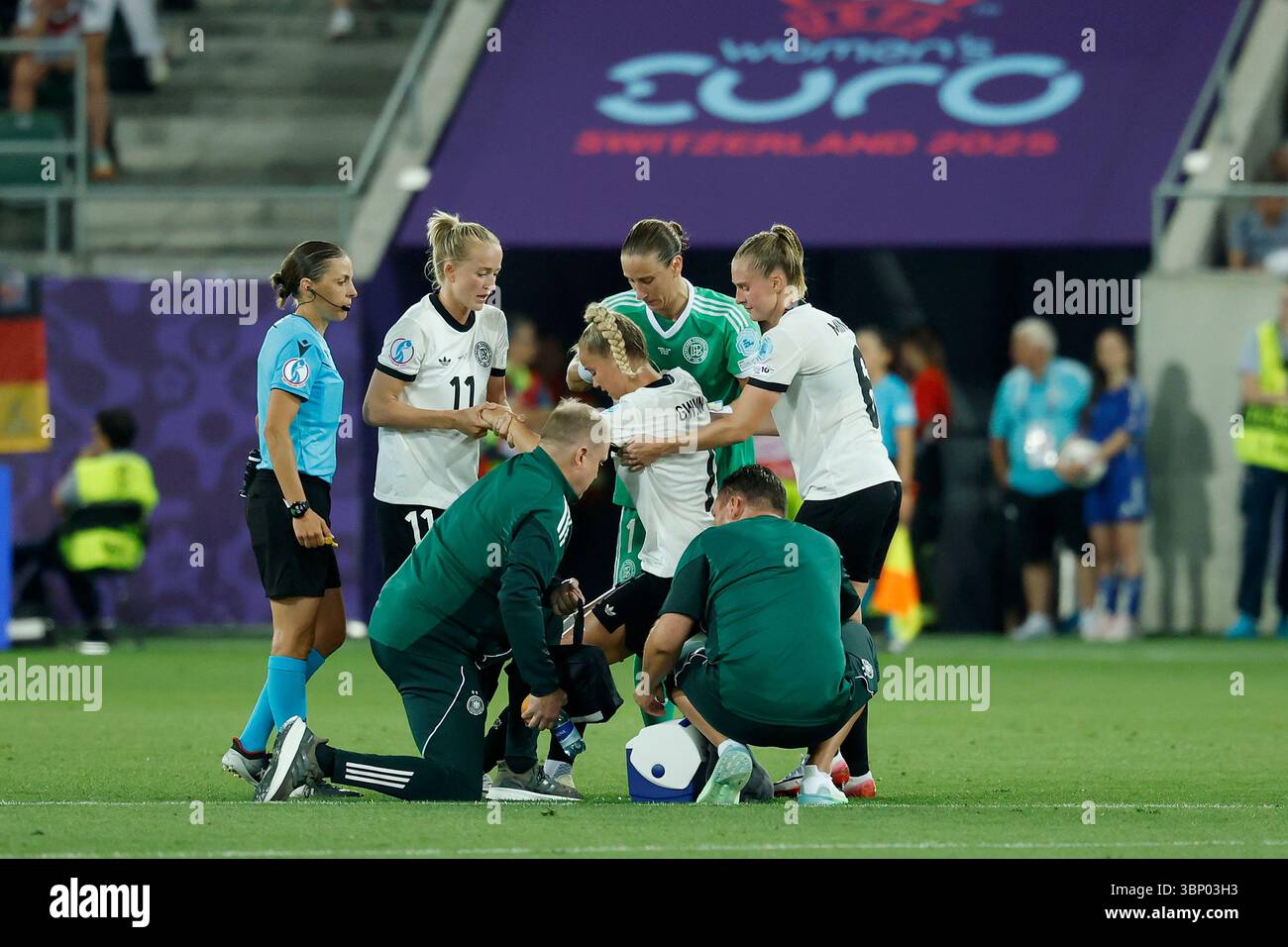 St.Gallen, Schweiz. Juli 2025. Janina Minge (Deutschland, 6) l. und Lea Schueller (Deutschland, 11) kümmert sich um die Verletzung Giulia Gwinn (Deutschland, 7). 04.07.2025, Fußball, UEFA Women's Euro, Deutschland - Polen, Schweiz, St. Gallen, Kybunpark. Foto: HMB Media/Alamy Live News Stockfoto